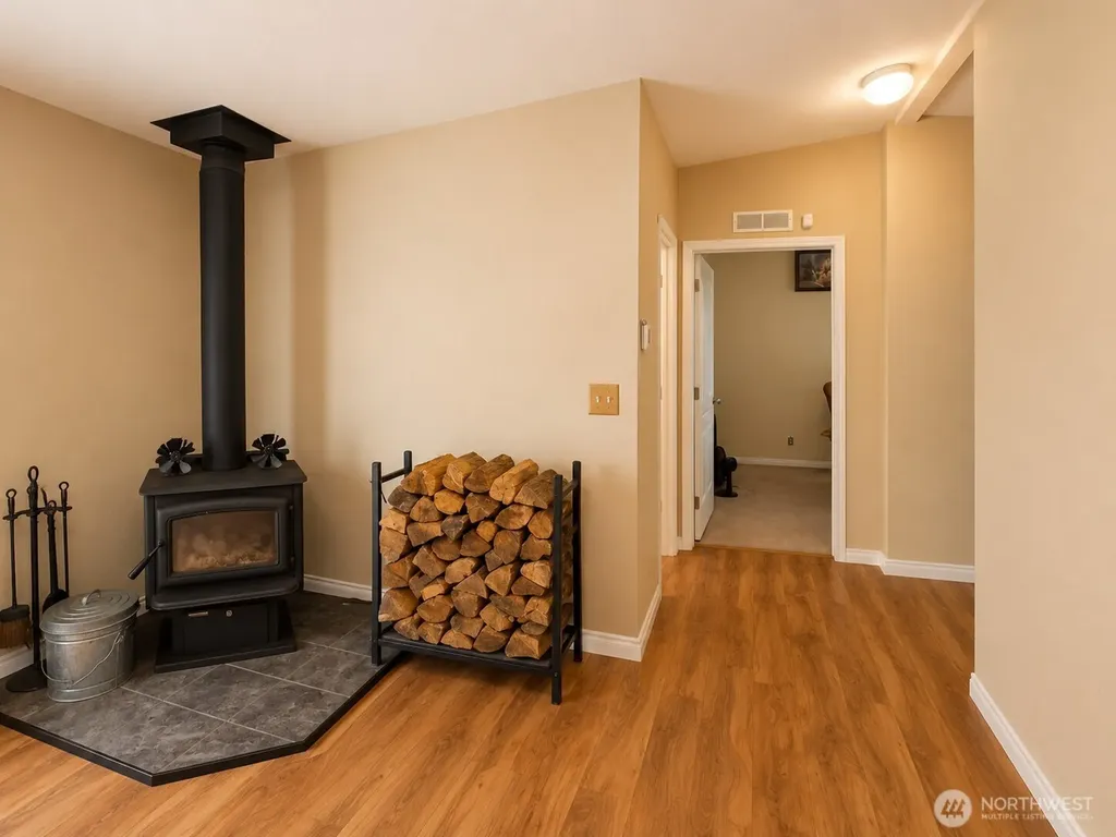 1611 E North Bay Road Allyn WA 98524