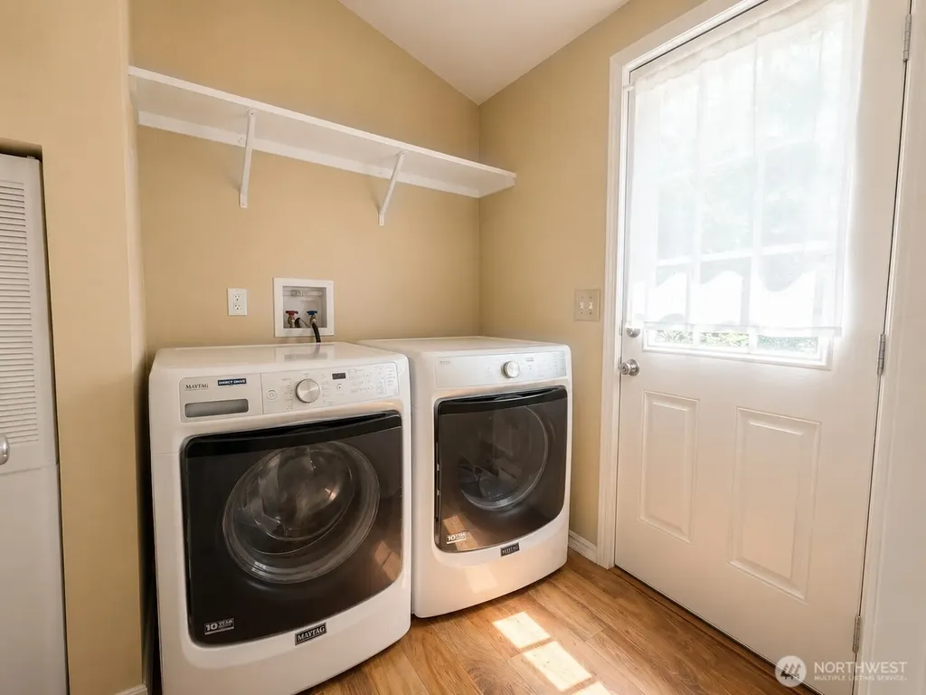 1611 E North Bay Road Allyn WA 98524