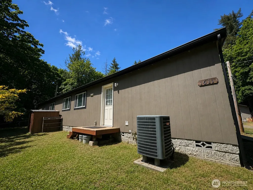 1611 E North Bay Road Allyn WA 98524