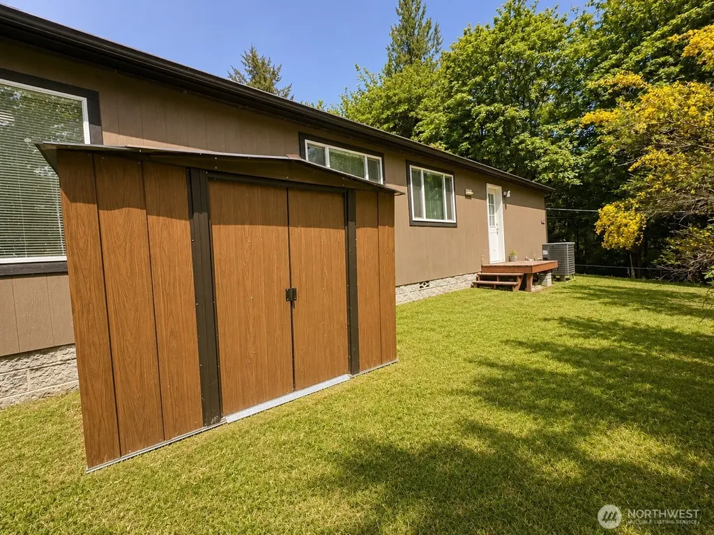 1611 E North Bay Road Allyn WA 98524
