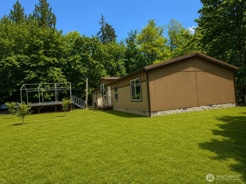 1611 E North Bay Road Allyn WA 98524