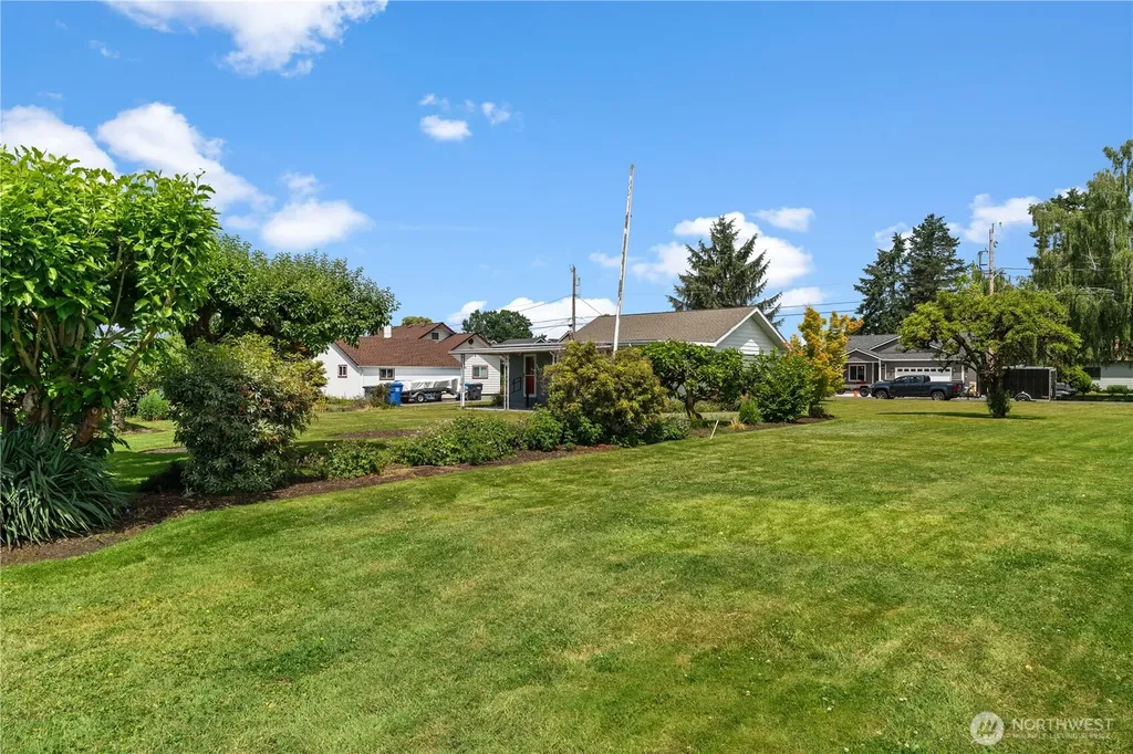 926 6th Avenue SW Puyallup WA 98371