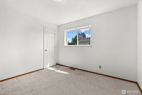 926 6th Avenue SW Puyallup WA 98371