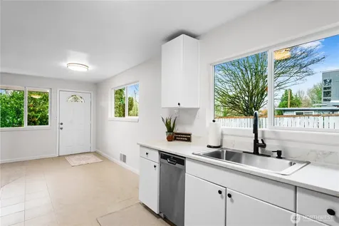 7552 21st Avenue SW Seattle WA 98106