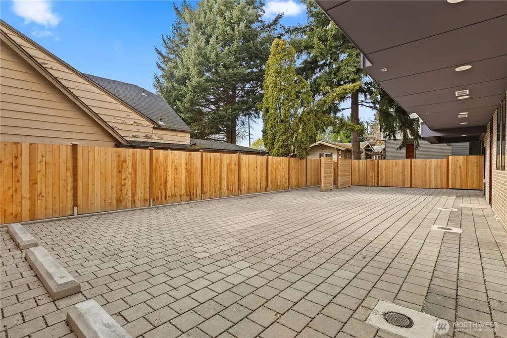 7013 9th Avenue NE Seattle WA 98115