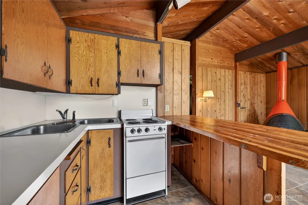 819 E Madrona Boulevard NW Lakebay WA 98349
