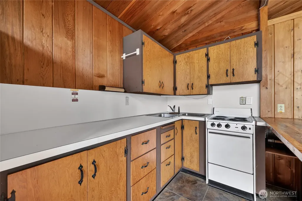 819 E Madrona Boulevard NW Lakebay WA 98349