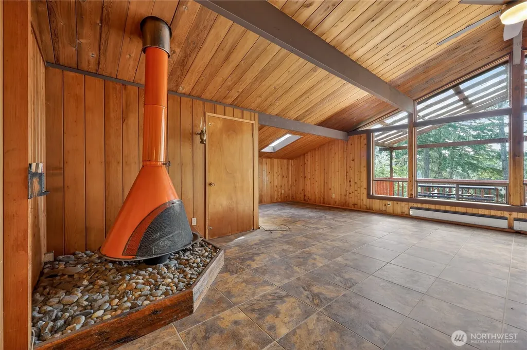 819 E Madrona Boulevard NW Lakebay WA 98349