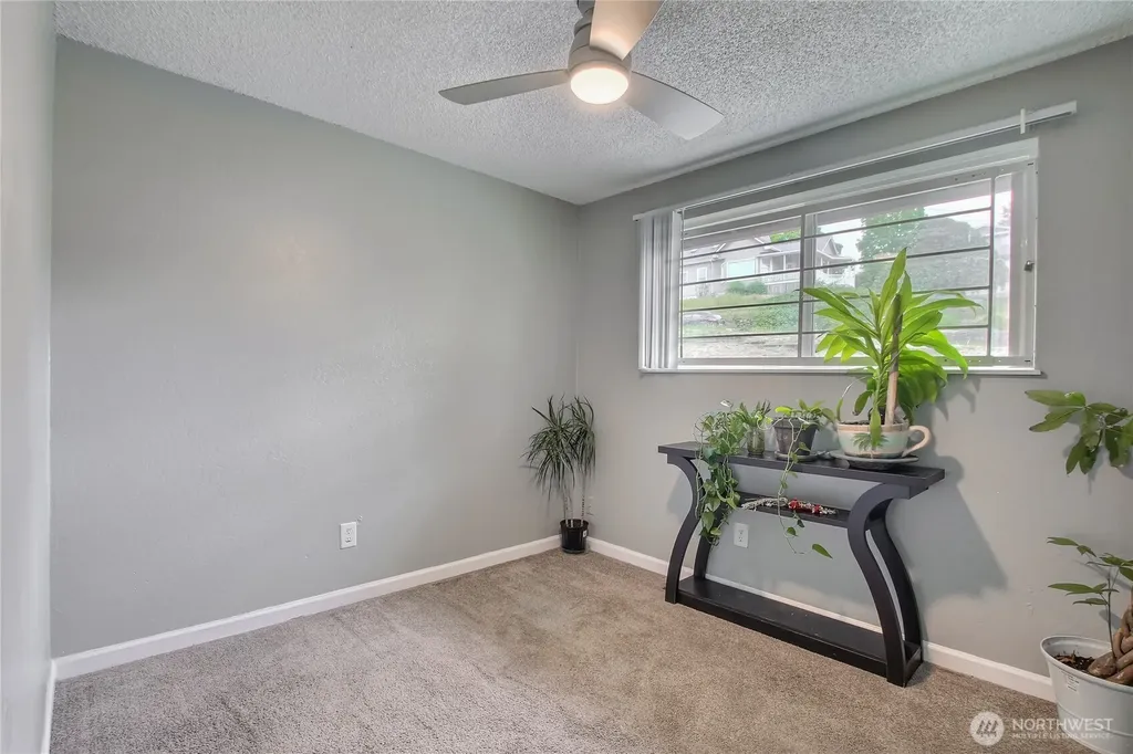 707 Alvord Avenue N Kent WA 98031