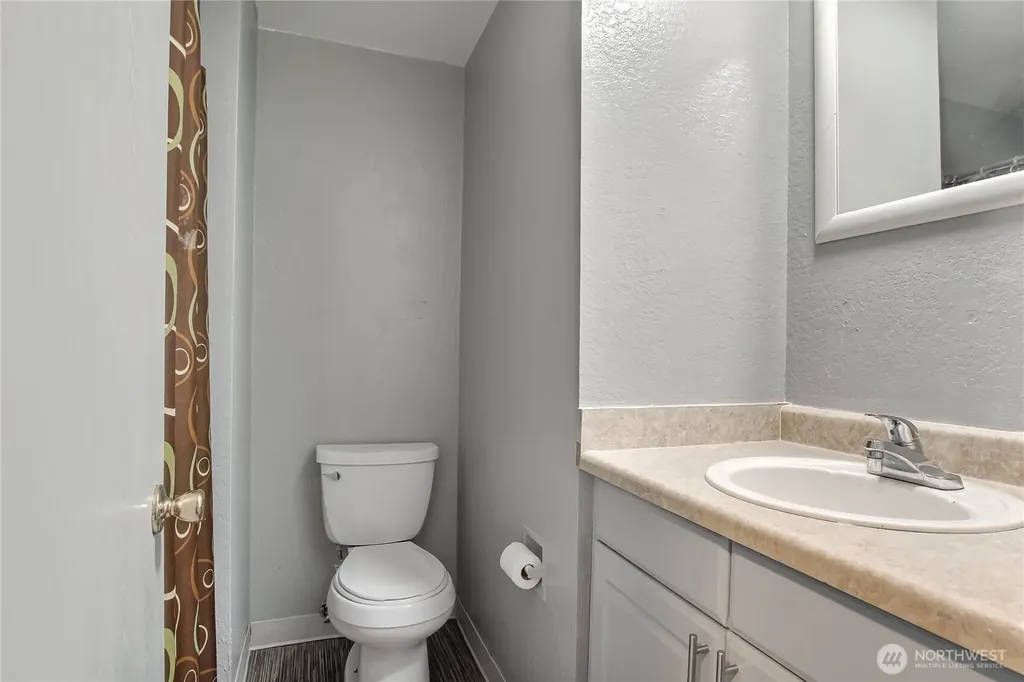 707 Alvord Avenue N Kent WA 98031