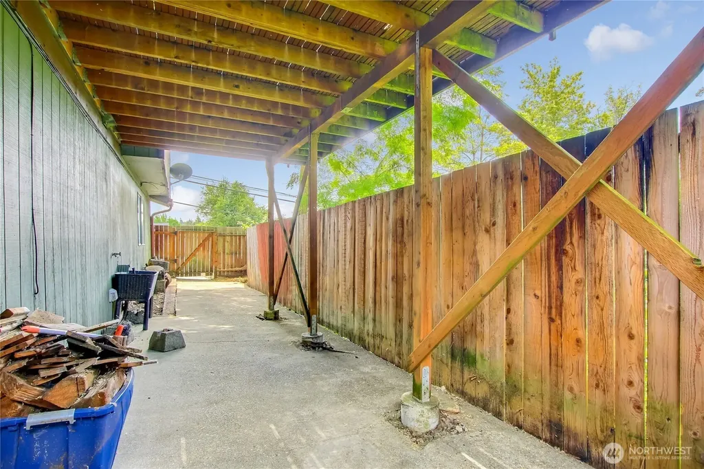 707 Alvord Avenue N Kent WA 98031