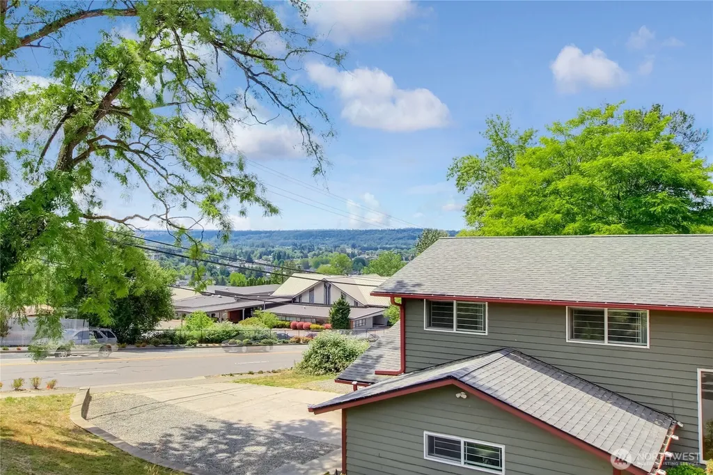 707 Alvord Avenue N Kent WA 98031