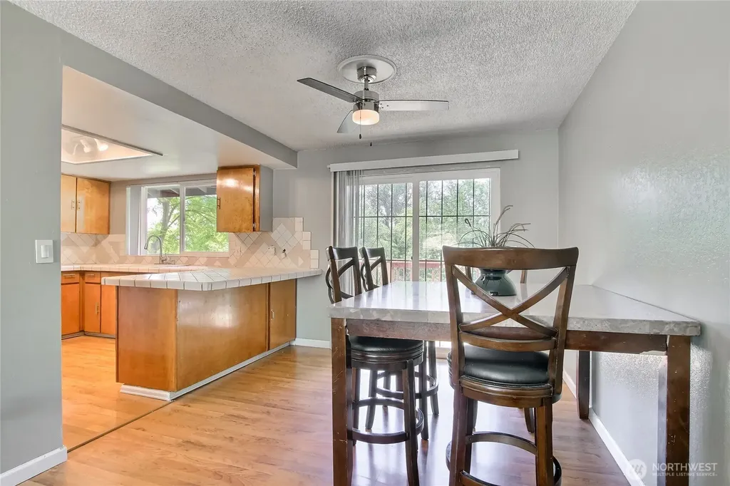 707 Alvord Avenue N Kent WA 98031