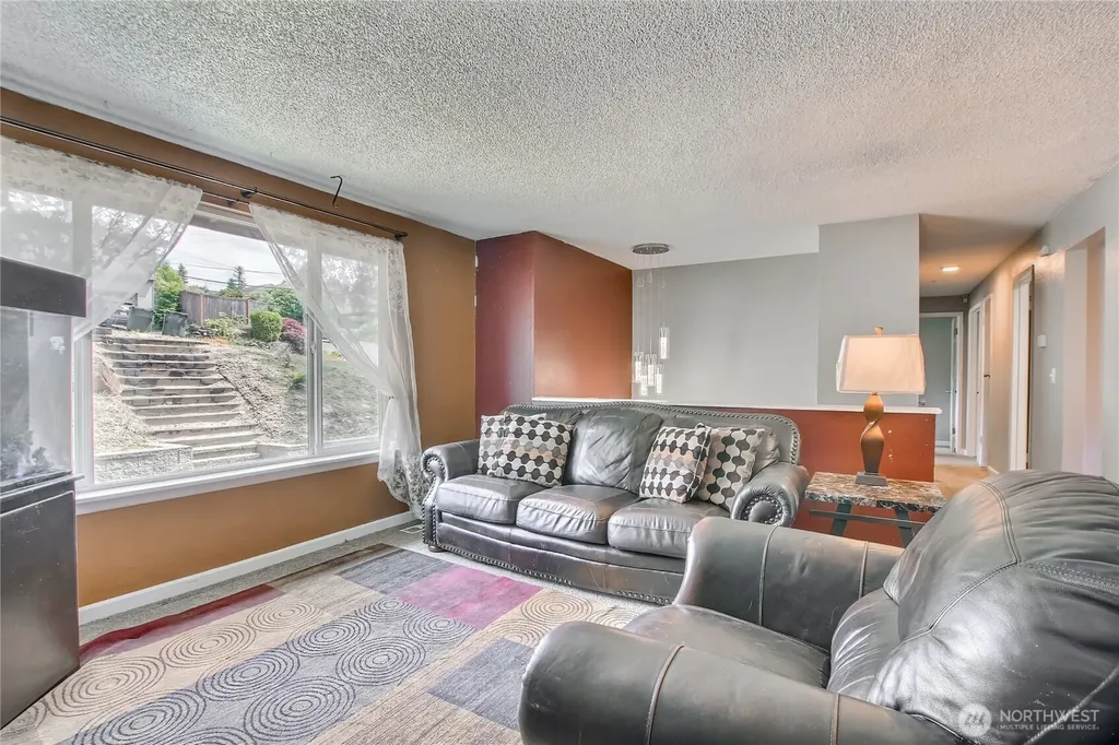 707 Alvord Avenue N Kent WA 98031