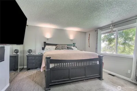 707 Alvord Avenue N Kent WA 98031