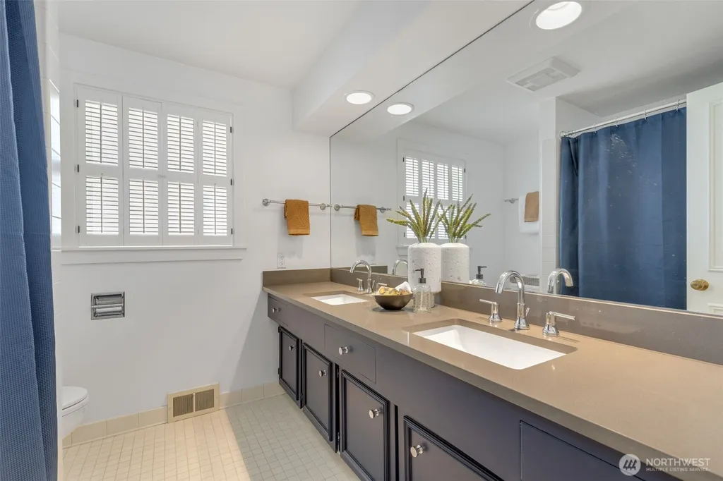3657 W Viewmont Way W Seattle WA 98199