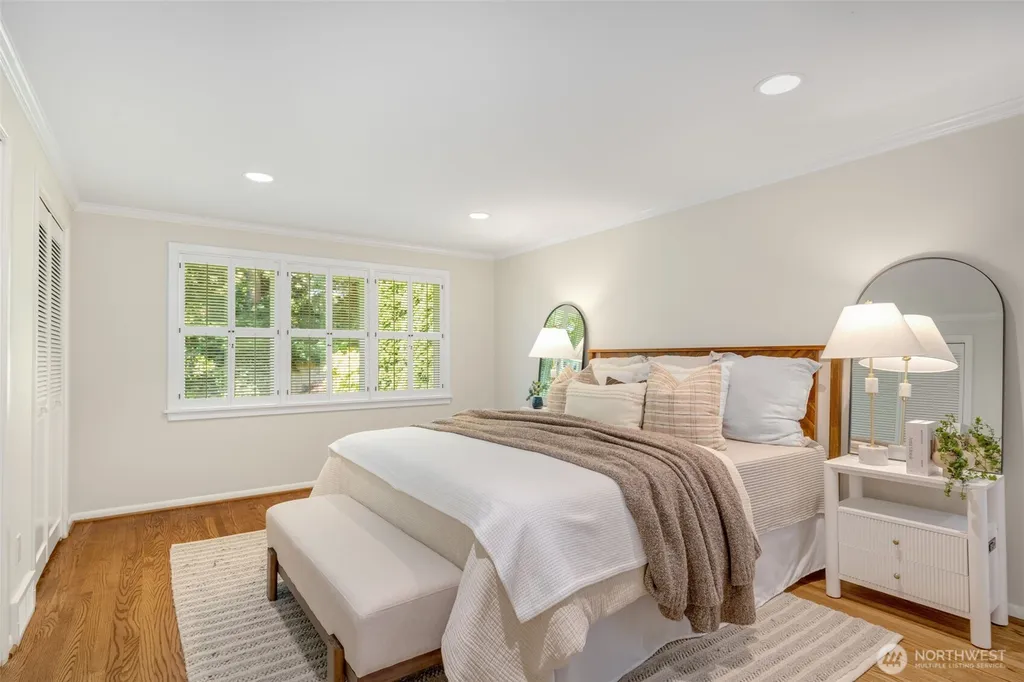 3657 W Viewmont Way W Seattle WA 98199
