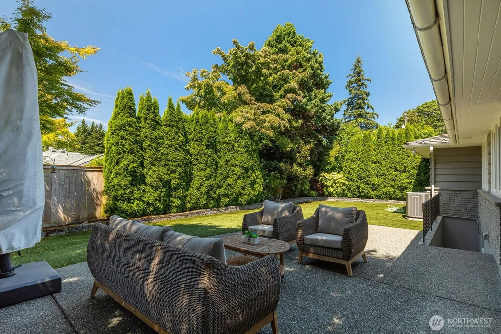 3657 W Viewmont Way W Seattle WA 98199