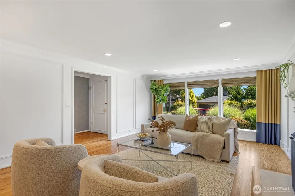 3657 W Viewmont Way W Seattle WA 98199