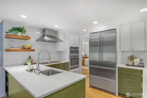 3657 W Viewmont Way W Seattle WA 98199