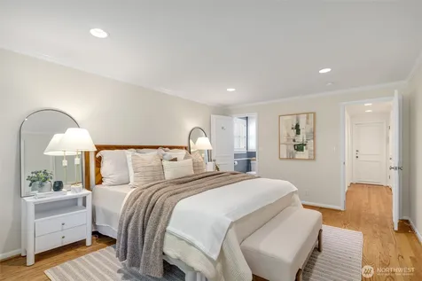 3657 W Viewmont Way W Seattle WA 98199