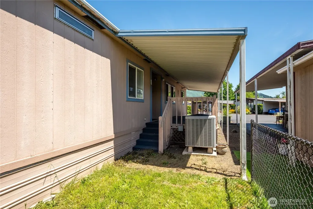 2355 Sparrow Loop Kelso WA 98626