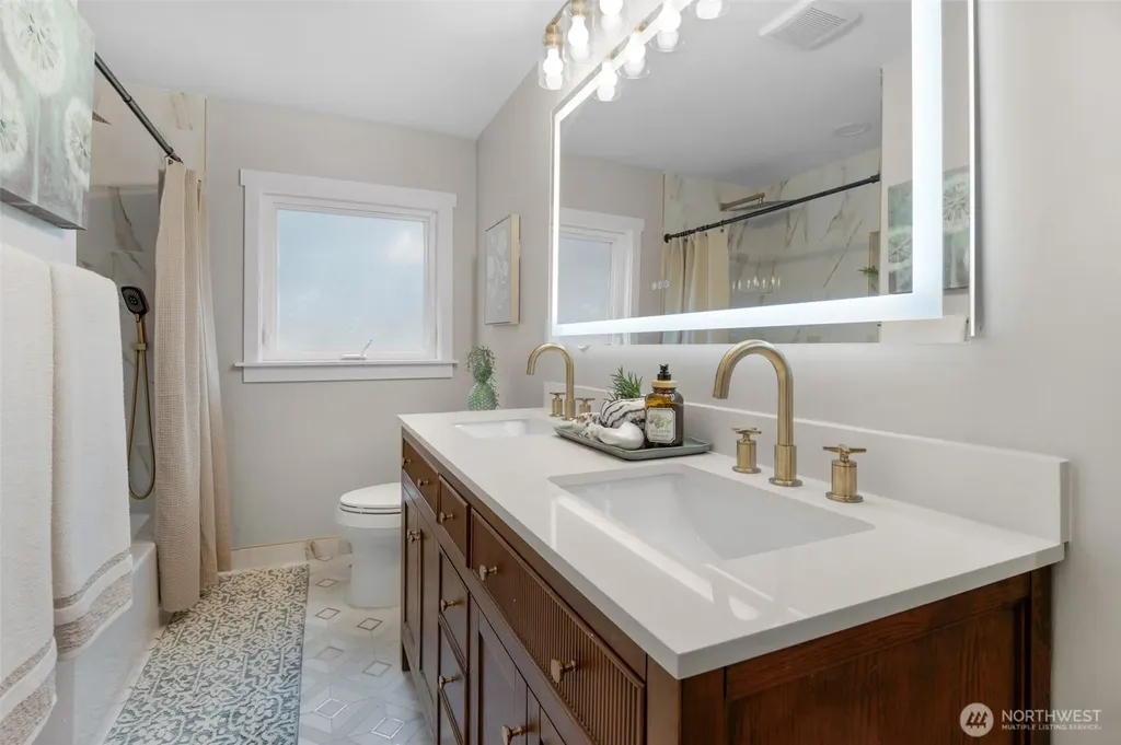 20008 Meridian Place N Shoreline WA 98133