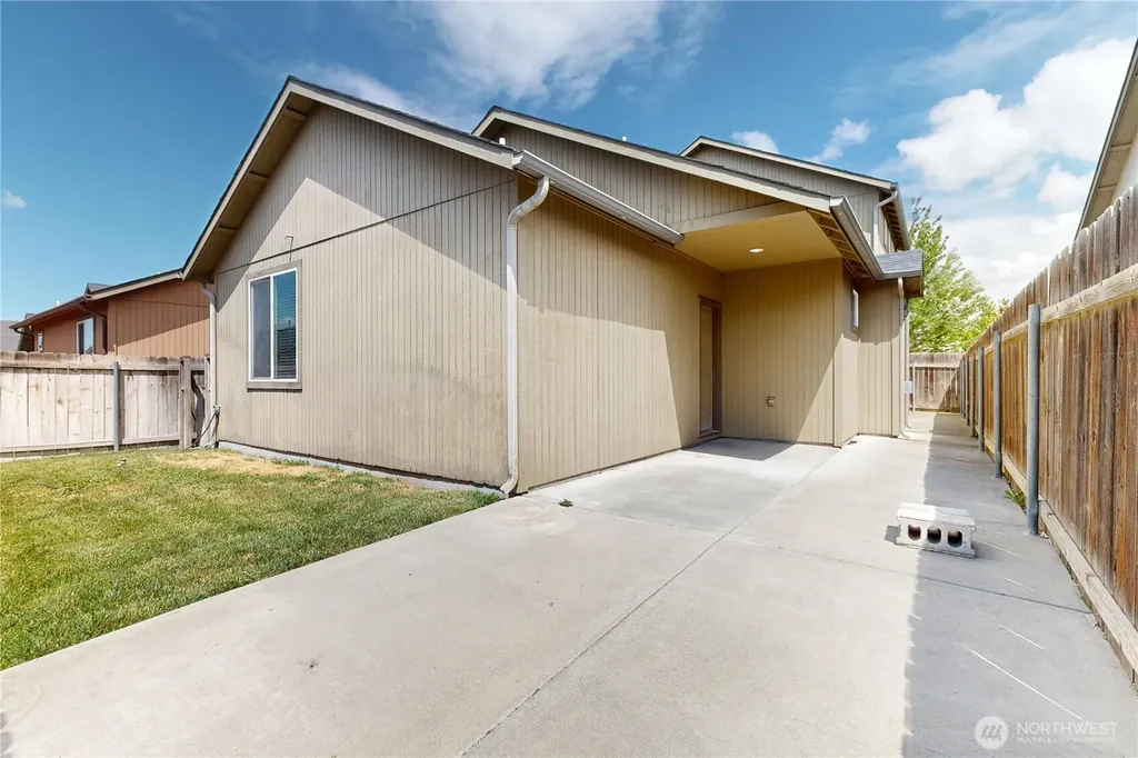 1143 SW Carver Street College Place WA 99324