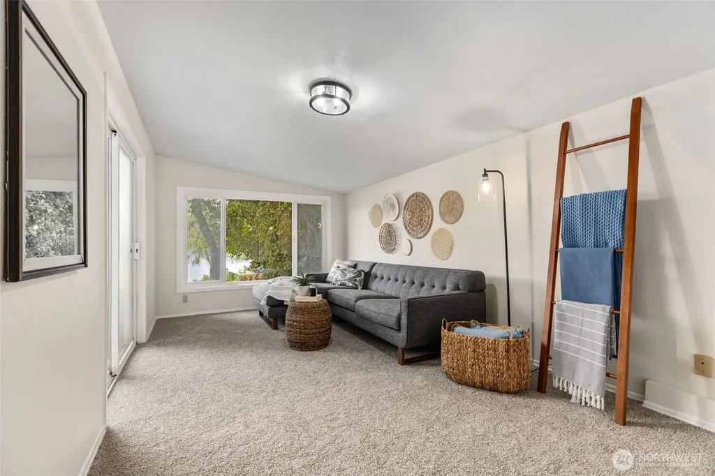 31089 E Lake Morton Drive SE Kent WA 98042