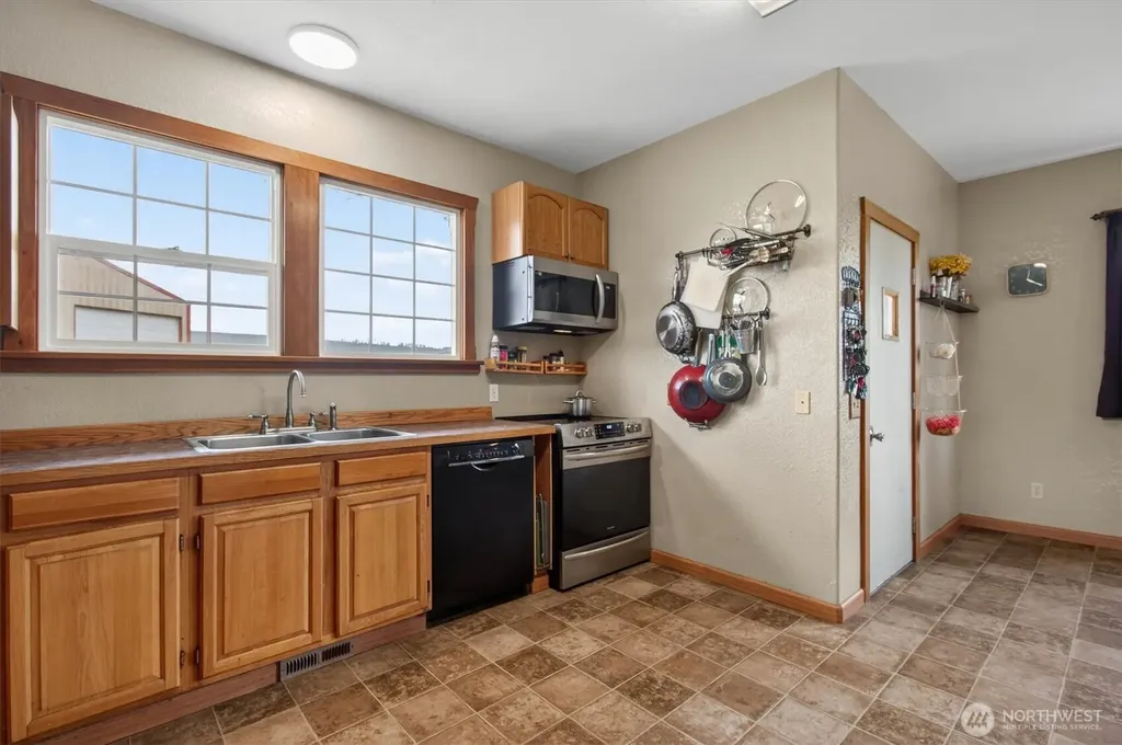 95 W Birnie Slough Road Cathlamet WA 98612