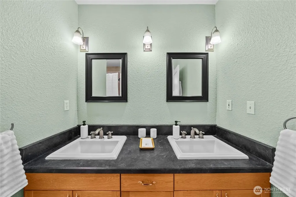 18443 Ballinger Way NE Lake Forest Park WA 98155