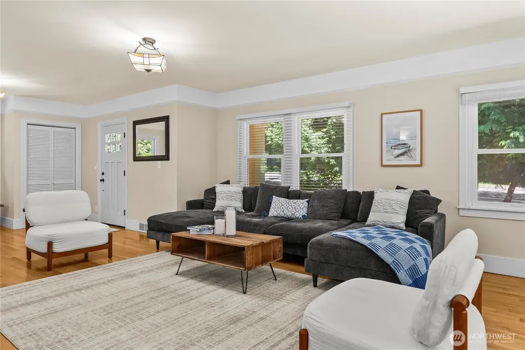 18443 Ballinger Way NE Lake Forest Park WA 98155