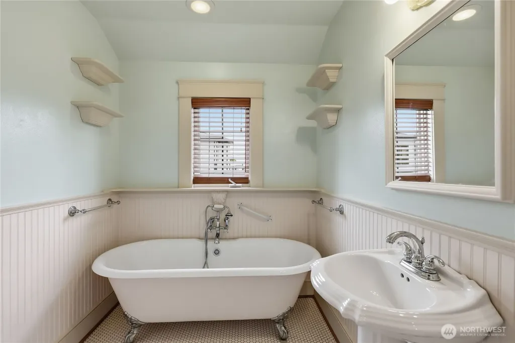 1223 Garfield Port Townsend WA 98368