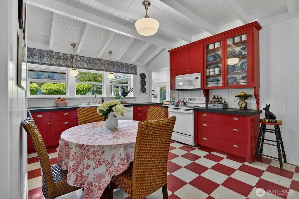 1101 35th Street Seaview WA 98644