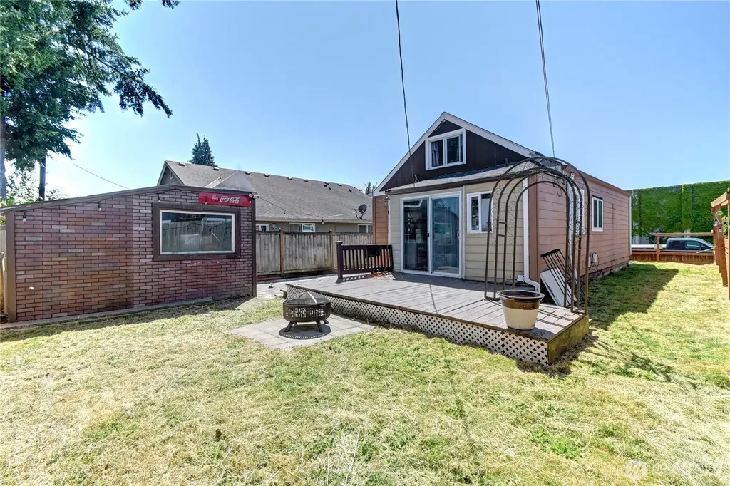 2327 Harrison Avenue Everett WA 98201