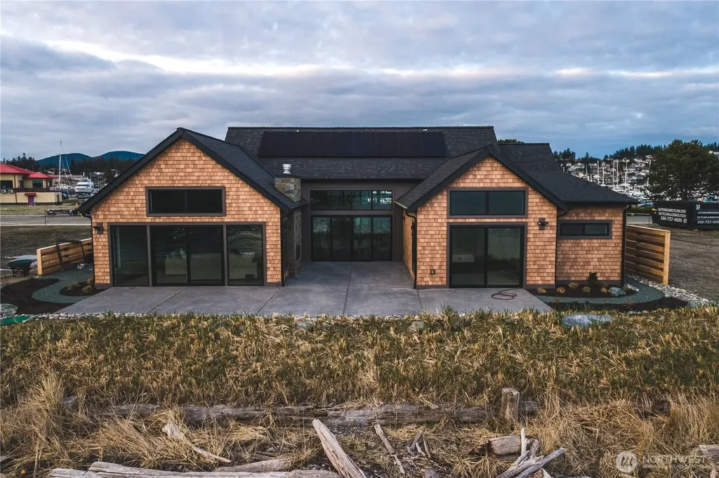 2215 Skyline Way Anacortes WA 88221