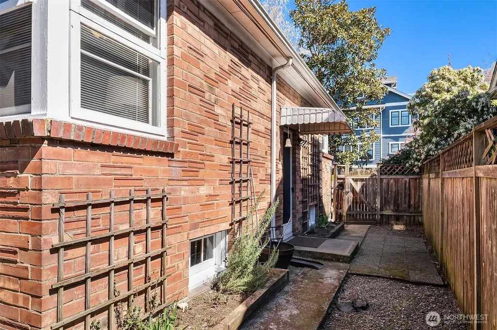 1821 N 47th Street Seattle WA 98103