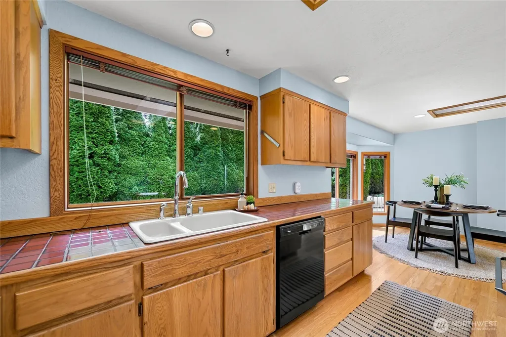 208 Hawthorn Road Bellingham WA 98225