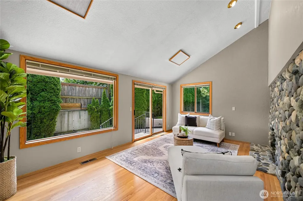 208 Hawthorn Road Bellingham WA 98225