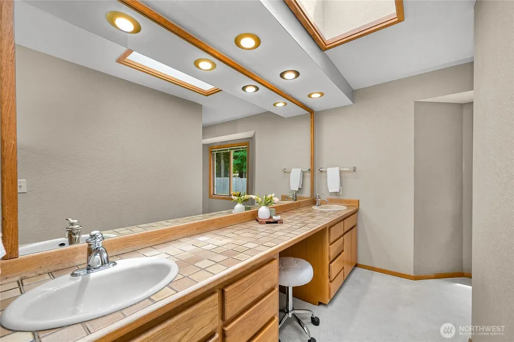 208 Hawthorn Road Bellingham WA 98225