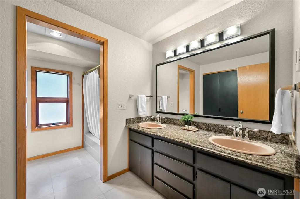 208 Hawthorn Road Bellingham WA 98225