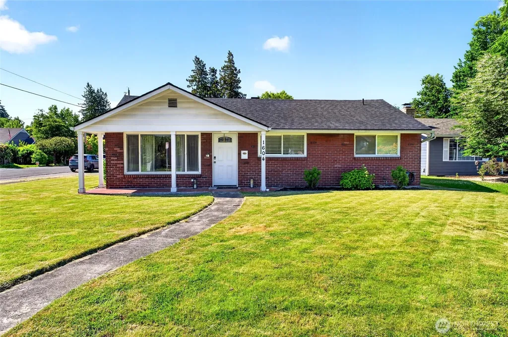 1604 W Pioneer Avenue Puyallup WA 98371