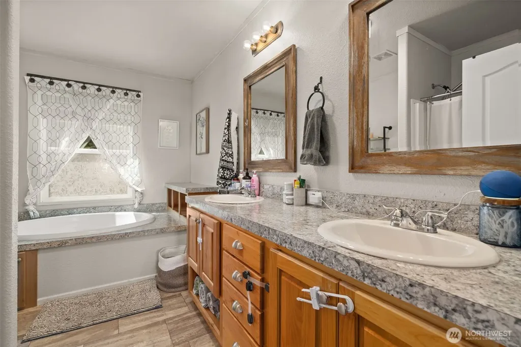 1583 State Route 122 Silver Creek WA 98585