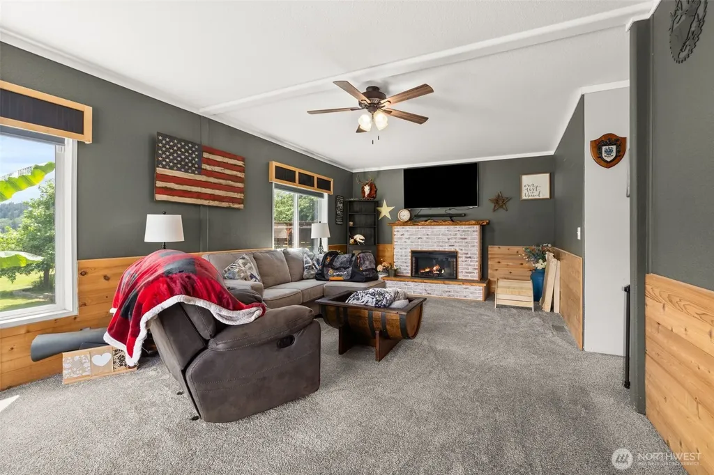1583 State Route 122 Silver Creek WA 98585