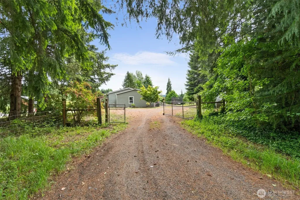 1583 State Route 122 Silver Creek WA 98585