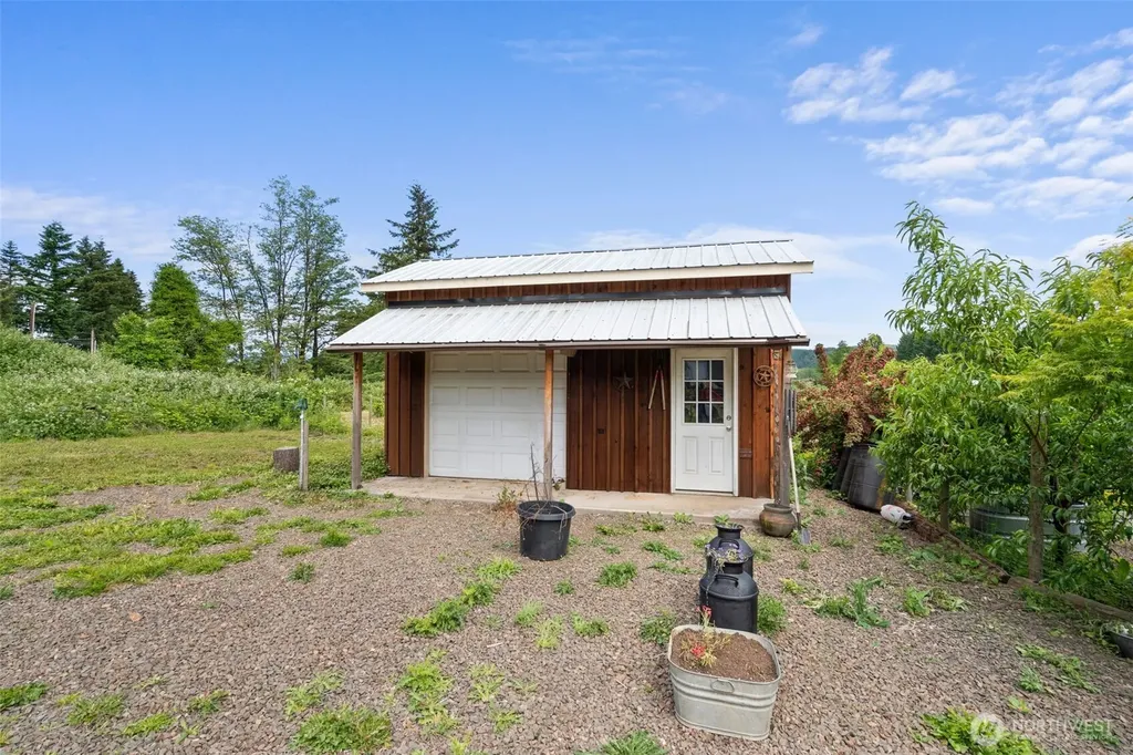 1583 State Route 122 Silver Creek WA 98585