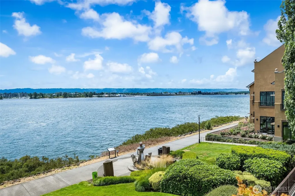 2015 SE Columbia River Drive Vancouver WA 98661