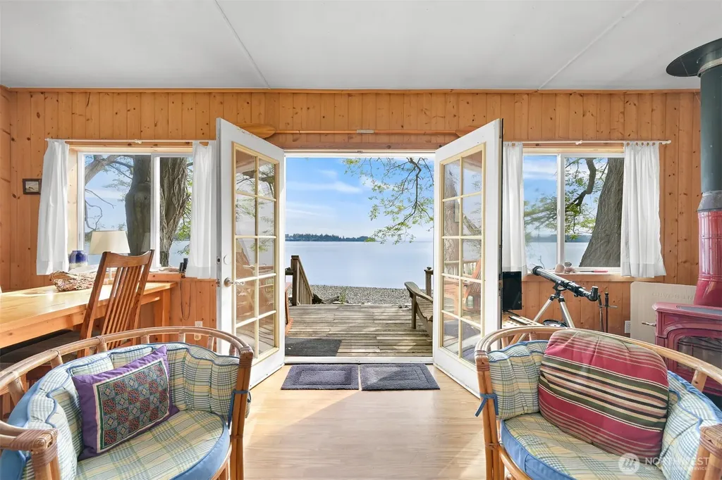 1865 Seacrest Drive Lummi Island WA 98262