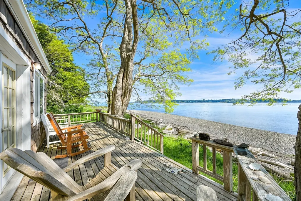 1865 Seacrest Drive Lummi Island WA 98262