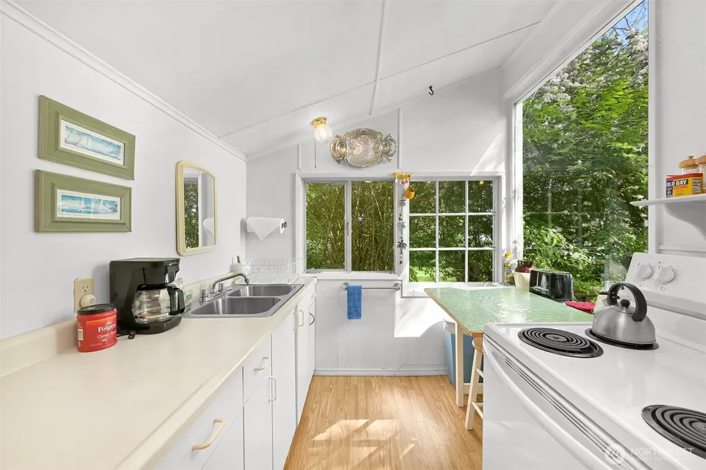 1865 Seacrest Drive Lummi Island WA 98262